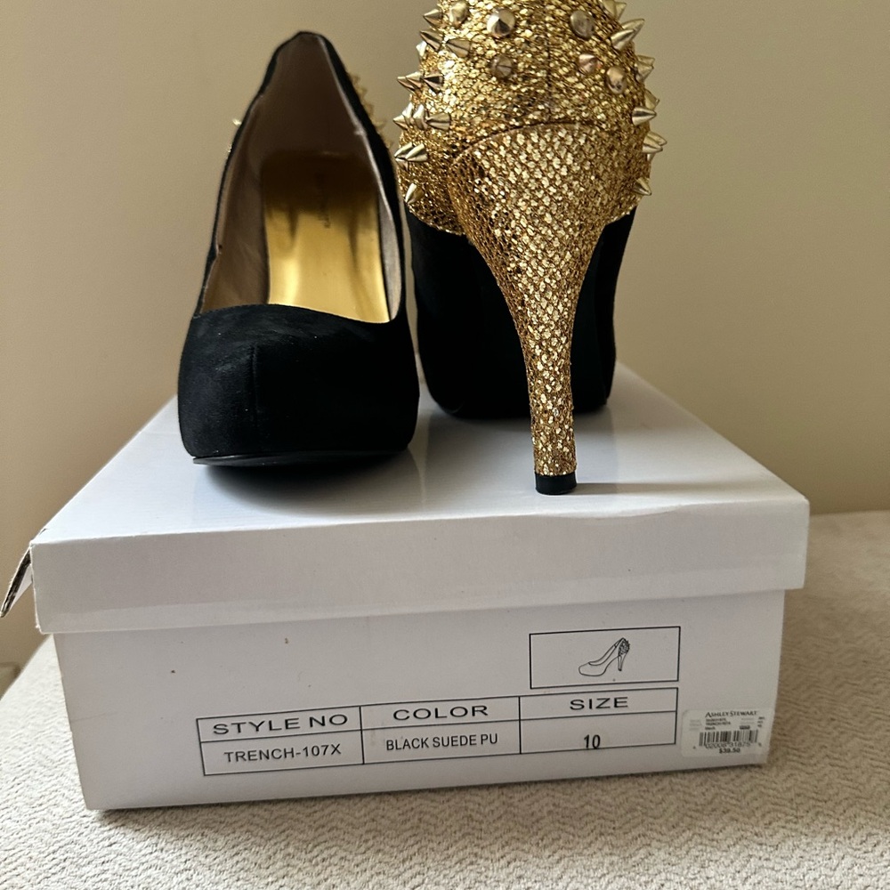 Elegant Black and Gold Studded Heels - Picture 2 of 6